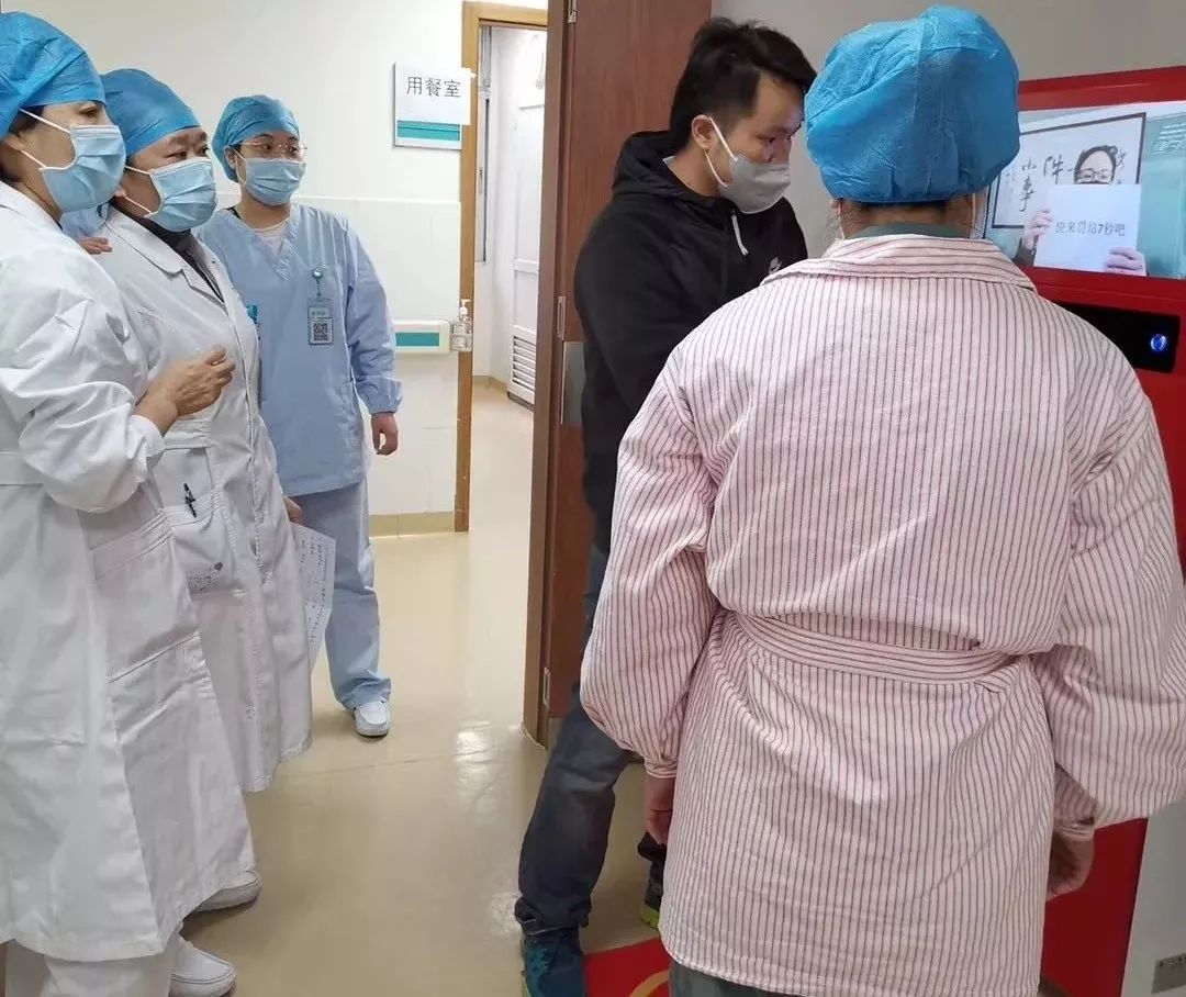 医院场所使用青青草精品视频智能消毒机用于人体消毒