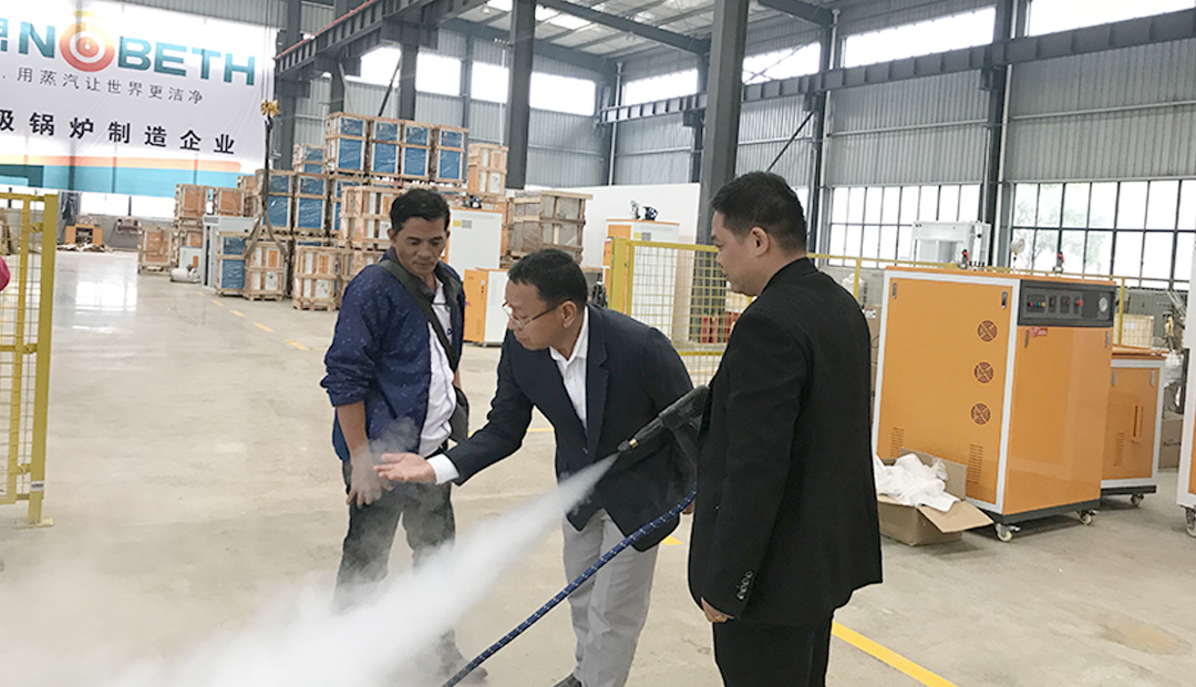 客户来到青青草精品视频亲自体验洗车消毒蒸汽发生器