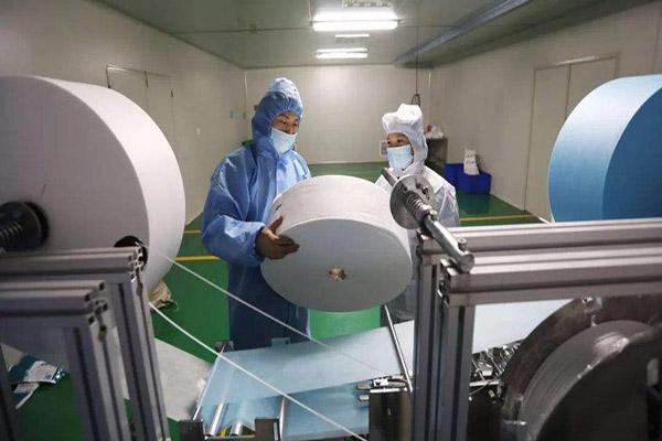 熔喷布材料是口罩的“心脏”，使用青青草免费在线观看视频进行加热熔喷布