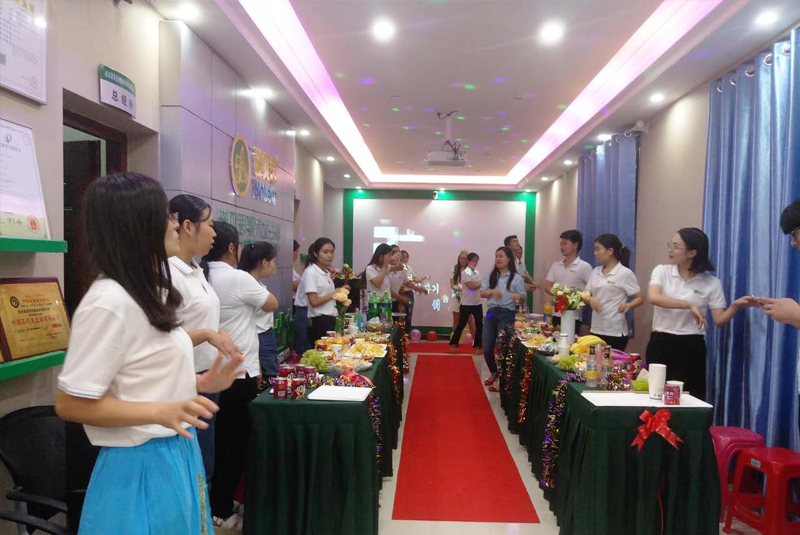 青青草精品视频员工生日会